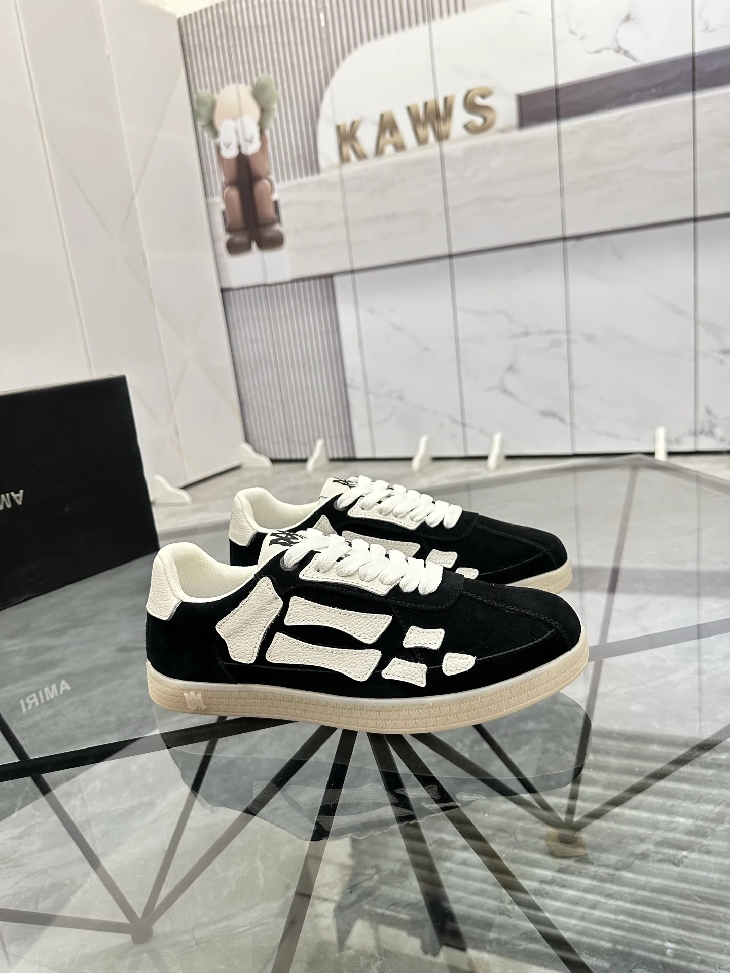 Men's shoes: 💰P420¥ Product trademark: AMIRI* "Amir*" low-top casual shoes Regular size: 38-45 (can be customized to 46) Product material: imported nubuck leather upper, breathable lining, original outsole. Number: 001
